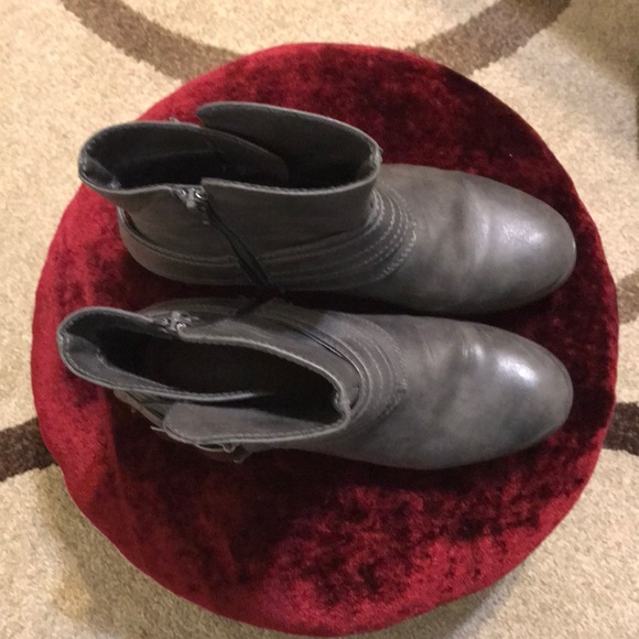 SOLD❣️❤️💥UNR8ED Gray Boots💥❤️ - Picture 8 of 9